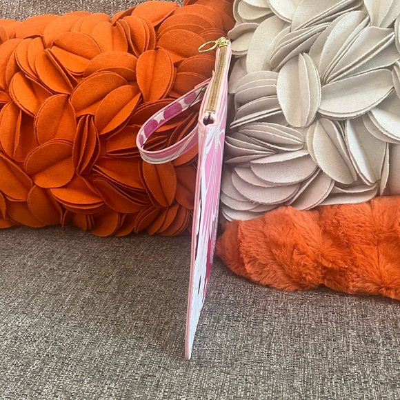 ❣️🆕Chico’s Breast Cancer Awareness Floral Printed Wristlet❣️ - Picture 5 of 8